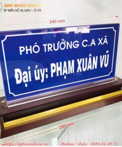 bảng chức danh Mica đế gỗ