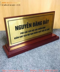 bảng chức danh Mica đế gỗ
