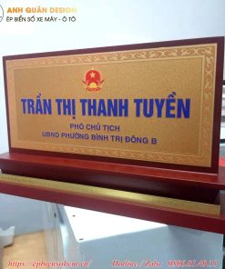 bảng chức danh Mica đế gỗ