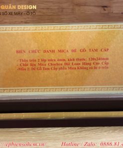 bảng chức danh Mica đế gỗ