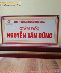 bảng chức danh Mica đế gỗ