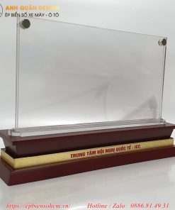 bảng chức danh Mica đế gỗ