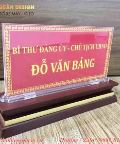 bảng chức danh Mica đế gỗ
