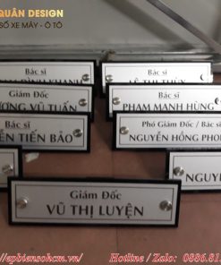 Biển chức danh mica giám đốc để bàn