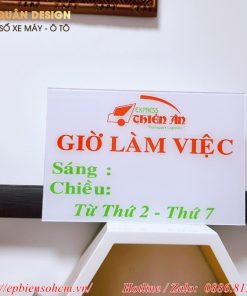 bảng Mica giờ làm việc