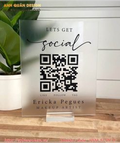 làm bảng Mica dán mã QR code